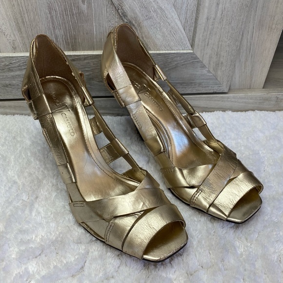 VINCE CAMUTO Peep Toe Sandal GOLD 8 - Picture 1 of 11